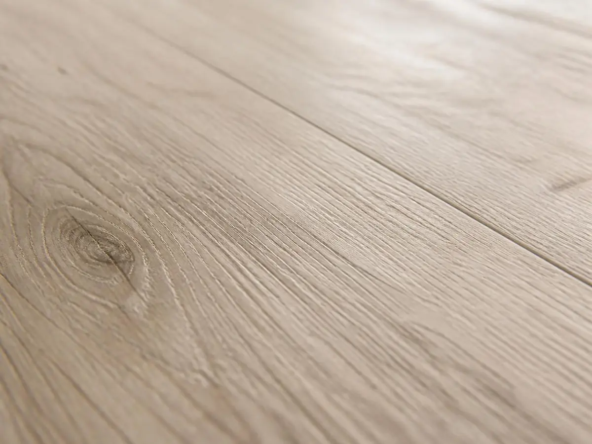 Nahaufnahme der Oberflächenstruktur eines Eichen-Designbelags