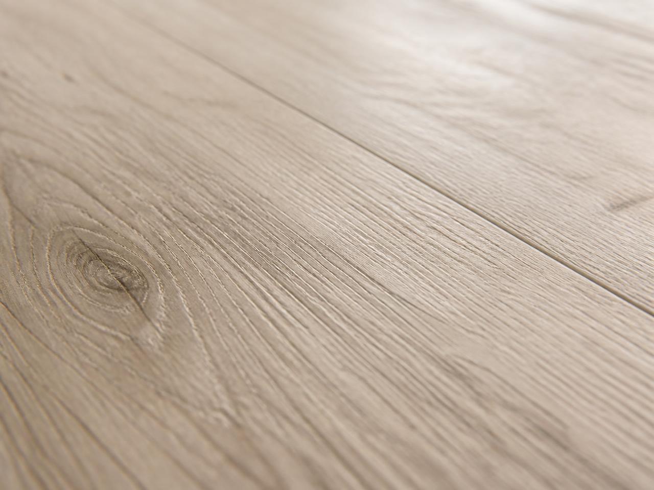 Nahaufnahme der Oberflächenstruktur eines Eichen-Designbelags